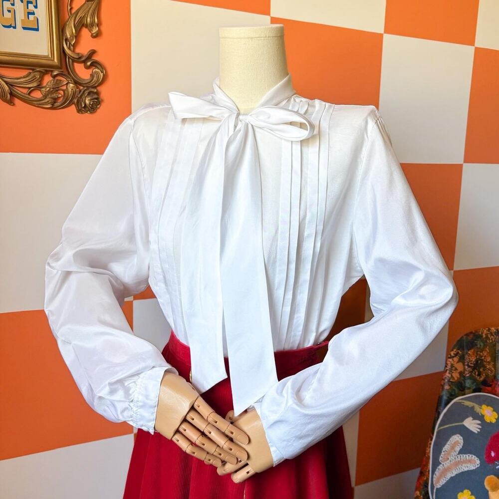 80s Vintage White Pleated Long Sleeve Kitten Bow Collar Blouse